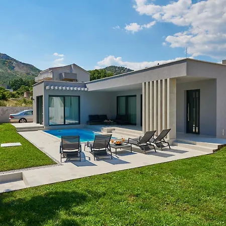 Oasis - Your Luxury Away From * Celopeci