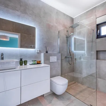 Villa Oasis - Your Luxury Away From *