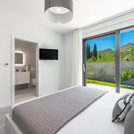 Villa Oasis - Your Luxury Away From *