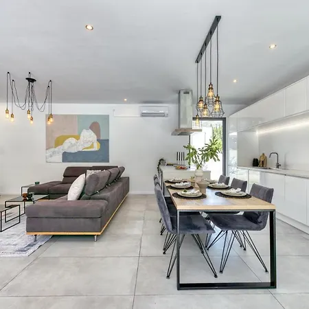 Oasis - Your Luxury Away From Villa