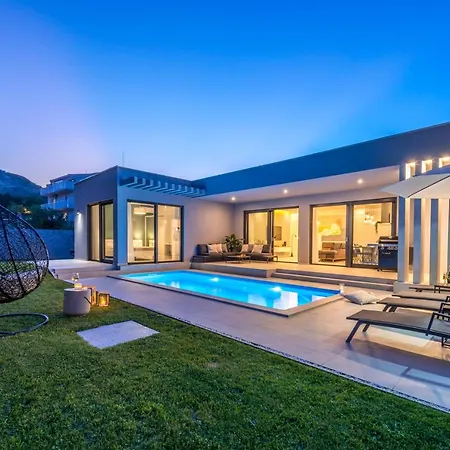 Oasis - Your Luxury Away From Villa Celopeci