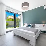 Oasis - Your Luxury Away From Vila Celopeci