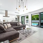 Oasis - Your Luxury Away From Vila Celopeci