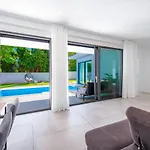 Oasis - Your Luxury Away From * Celopeci