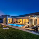 Oasis - Your Luxury Away From Vila Celopeci
