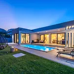 Oasis - Your Luxury Away From Vila Celopeci