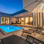 Villa Oasis - Your Luxury Away From Celopeci