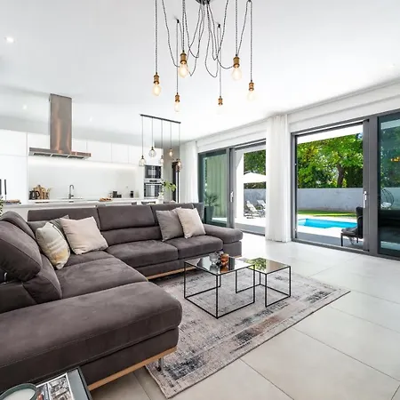 Oasis - Your Luxury Away From Villa Celopeci