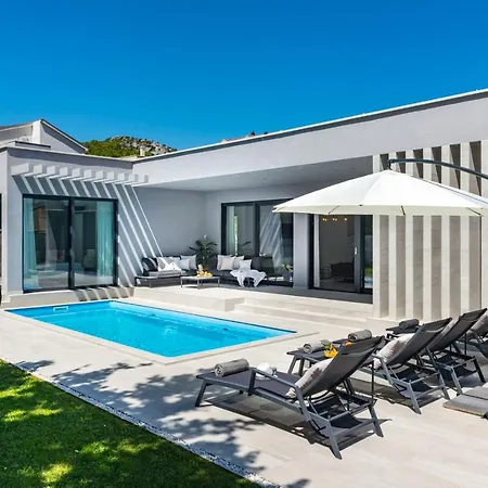 Oasis - Your Luxury Away From *