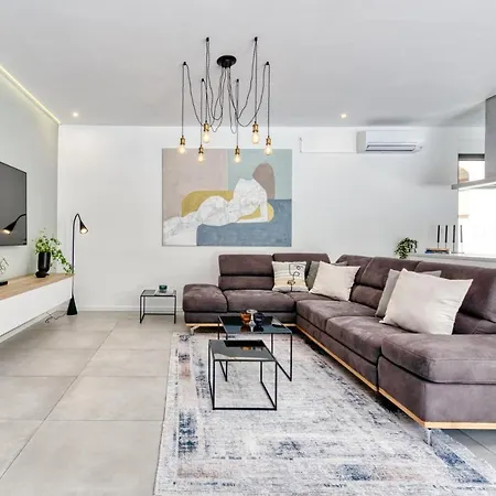 Oasis - Your Luxury Away From Villa