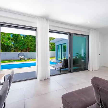 Oasis - Your Luxury Away From * Celopeci