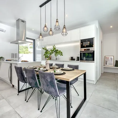 ヴィラ Oasis - Your Luxury Away From *